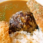 木香里 - カツカレーと見せかけてハンバーグが忍んでいる