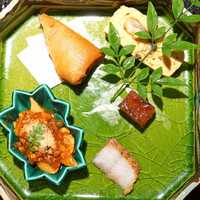 うなぎ時任 - 八寸　　写真右上から、う巻き、鰻の煮こごり、鰻の燻製、左上から、フカヒレと鰻とズワイ蟹の春巻、鰻とペンネのトマトソース煮