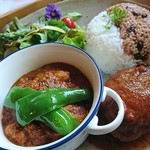 南国屋台的Cafe ライオンのいえ - チキンカレー 980円、ライスどちらも半分ずつ 30円、トッピングロコモコのハンバーグ 380円(全て税込)