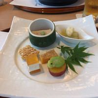 京懐石 美濃吉 横浜ランドマークプラザ店 - 手前のそら豆がカエルちゃん