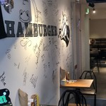 SHOGUN BURGER Shinjuku ten - 有名人のサインは自己申告制。笑