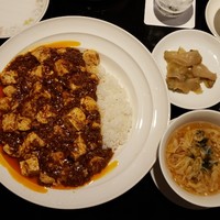 黄鶴 - 麻婆豆腐かけご飯(1400円)です。