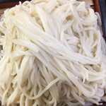 萬屋 - 更科蕎麦の白さ太打ちの田舎そばは2mm程有り、うどんと間違える