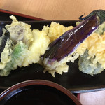 萬屋 - 海老の天ぷらと、椎茸・季節の野菜の天ぷら