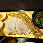 四代目 本田平次郎商店 - チャーシュー・煮玉子・糸島産メンマの他に、薬味として、特製ふりかけ・柚子胡椒・ネギ。