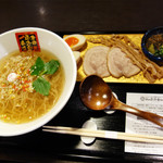 四代目 本田平次郎商店 - 久留米淡麗クリアとんこつ 源(GEN)スペシャル980円。