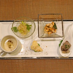 レンゲ - 前菜　　写真上左から、クラゲとアスパラ ソバージュのマリネ、伊東産 マンボウの腸とズッキーニの梅肉和え、下左から、蕪の酸辣湯 ポワブル ティム、宇和島産 アオリイカのフリット　花椒塩、鳥取産 角アゴのぬか漬け　木の芽