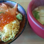 寺泊中央水産 まるなか - 鮭イクラ親子丼