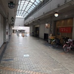 お好み焼き はやし - 日曜日だから？周囲はシャッター街　※店舗は右側