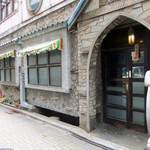 名曲喫茶ライオン - 煉瓦っぽい建物です。