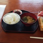 ヤマタくん - 刺身定食のご飯と味噌汁(ご飯はお代わり自由です)