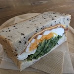 Sandwich&Co. - Sandwich&Co.(サンドウィッチ アンド コー)(東京都世田谷区弦巻)きゅうりの元気玉と生ハムサンド 550円