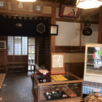 亀屋佐吉 - 内観席は少ないので、夏場は並ぶそうです！