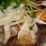 ラーメンキャロル - 二代目中華そばの濃厚鶏白湯ベースのスープにマー油をプラスしてコクをプラス！