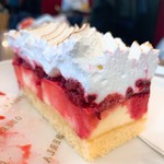 Cafe Dommayer - ①ラズベリーメレンゲカットケーキ４€(≒484円)