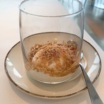 Meierei im Stadtpark - ②ソフトにボイルしたオーガニック玉子　サワークリーム　顆粒状のフォアグラ6.5€(≒787円)