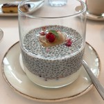 Meierei im Stadtpark - ③チアシードプディング ザクロとハチの巣とブッシュカン果肉入りジャム6.5€(≒787円)