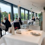 Meierei im Stadtpark - 平日の朝だからなのか、スーツの人ばっかりですね。