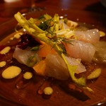 QUINDI - 福岡の九絵のカルパッチョ、高知のヴェルガモットと米麹の発酵ソース