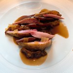 Steirereck - ⑧コーヒーでローストしたウズラ、蕎麦麹クリーム、エルサレム産アーティーチョークチップス、モレソース