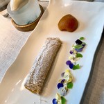 Steirereck - ⑩クリスピークレープ、すみれジャム、びわコンポート、イチゴミント、レモンバーベナ、すみれアイスクリーム
