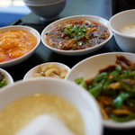 土曜Bランチ（¥1200）エビチリ、青椒肉絲、麻婆豆腐、お櫃ご飯、デザート、ドリンク、サラダ。