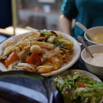 中国四川料理石林 - 土曜五目焼きそば（¥1000）かた焼きをチョイス　サラダ、スープ、デザート