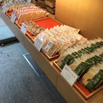 御菓子処　蜜屋 - ☆和菓子の並ぶ店内