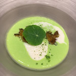 ラ・ファソン 古賀 - 冷製グリンピースのスープ 鮑の酒蒸し、空豆、新玉葱のクーリ、オマールコンソメジェリー  グリーンピースの甘さがいい。鮑の食感。とてもいいハーモニー。古賀さんのスープ大好き。