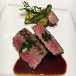 ラ・ファソン 古賀 - 熊本産赤牛ロース肉のグリエ 山葵風味 赤ワインデミグラスソース お肉はシャラン鴨と赤牛と選べます。赤牛をチョイス。 ほどよいサシの赤牛。火入れもいい。あっさりとしたソースが好み。