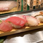 寿司 魚がし日本一 - 4貫もり 炙りハモ、イサキ、上赤身、カツオ