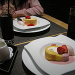 レストラン メルキュール - 苺のロールケーキ & カシスのジェラード