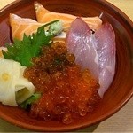 すし・海鮮玉寿司 - サーモン三色丼