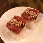 PALLET46 - 和牛ユッケ寿司  一口サイズに切り分けられている