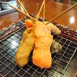 串カツ屋エベス - 串かつは紅生姜、牛タン、バジル衣のモッツァレラトマト。
            メニューにタンあったから見逃せなくて…
            店員さんは、おじいちゃんに見えなくもないおじさまなんだけど←失礼(笑)
            なんともおしゃれな盛り付け！