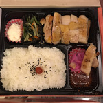 Jimbei - 日替り弁当（火曜日）
                      
                      お肉…1つ飛び出しちゃってる（汗）
                      鶏肉の下には フライドポテトが
                      敷き詰められていました