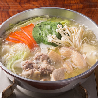 丸鶏の旨みを極めた、滋味深い博多伝統の味