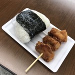 春駒 - 鳥から揚げ 150円、おにぎり 鮭 150円