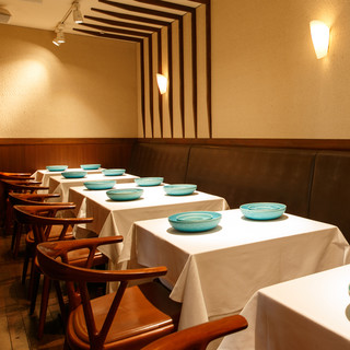 一個簡單樸實的休閒空間，您可以享受法式料理與日式風格的差異。