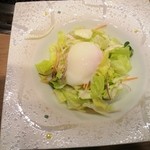 日本料理・ふぐ　桃 - 温泉卵のシーザーサラダ（お昼1200円）
