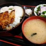 Koujimachi Hatori - 鶏とろろ丼  (小鉢・おしんこ・お味噌汁付き)