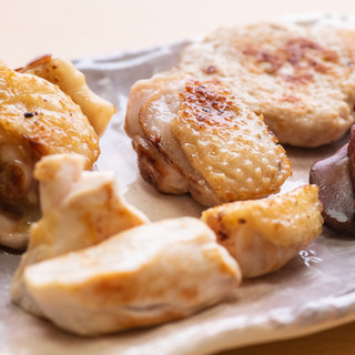 他とは一線を画す地鶏焼き。その卓越した旨みに美食家もうっとり