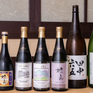 厳選した季節の地酒や限定酒も人気。自然派ワインはボトルで