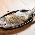 오키나와의 근해 생선을 통째로 사용한 호화로운 “생선 버터 구이”