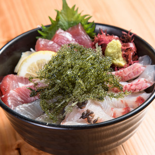 新鮮な地魚とプチプチの海ぶどうがコラボした『海ぶどう海鮮丼』