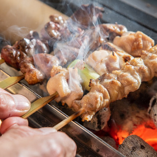 炭火で焼きあげる国産鶏は絶品！