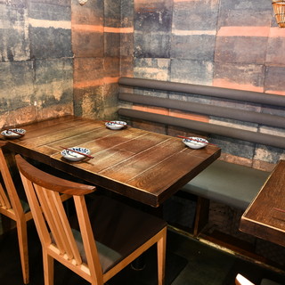 こちらのテーブル席は2名様から6名様まで対応可能。飲み会や女子会に◎