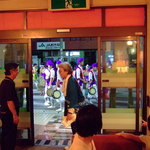 メキシコ - 店内からエイサー見物