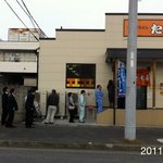 たも屋 - さっきまで空いていたのに、食べ終えた12時過ぎには並んでます。2011.12.22(木)11時45分 やっぱり大満足かけ大300円＼(^o^)／