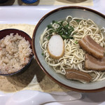 けんぱーのすばやー - 三枚肉すば（じゅーしー付き） 590円